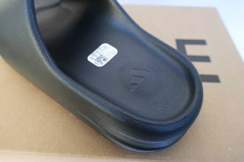 adidas「Yeezy Slide Dark Onyx ID5103」