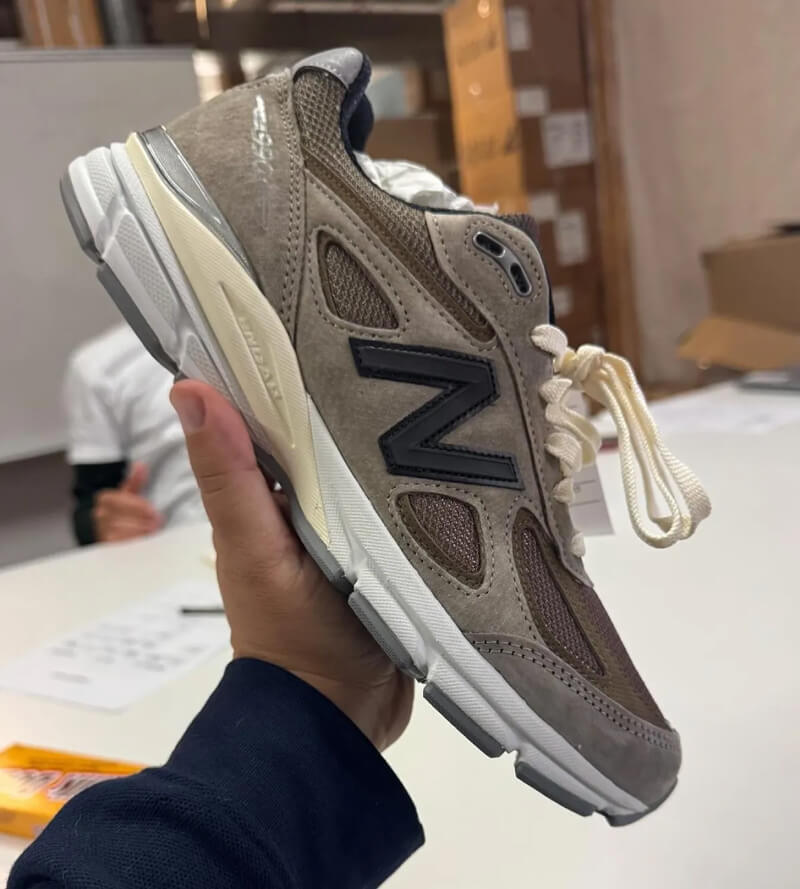 JJJJound x New Balance 990v4 “Mushroom”(ジョウンド×ニューバランス 990v4 マッシュルーム)