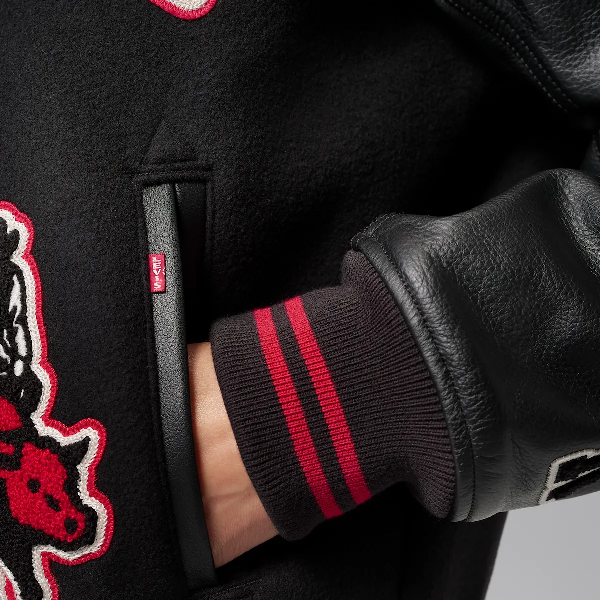 Levi’s × Jordan Brand 2026 ピナクル バーシティ ジャケット(リーバイス×ジョーダンブランド コラボコレクション)