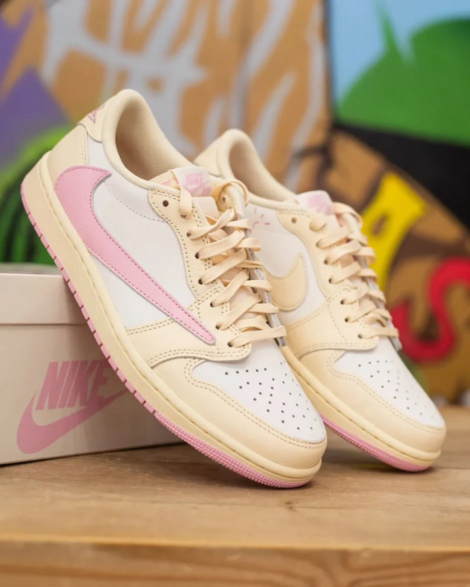 Travis Scott x Nike Air Jordan 1 Low OG “Muslin/Shy Pink”（トラヴィス・スコット x ナイキ エアジョーダン1 ロー OG モスリン/謝意ピンク）IQ7604-100